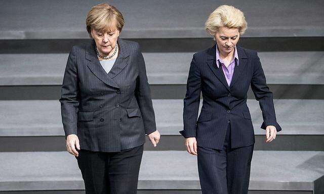 Kanzlerin Merkel und Verteidigungsministerin von der Leyen 