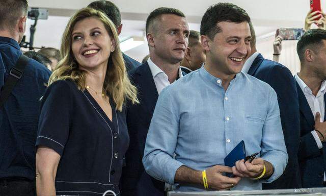 Wolodymyr Selenskij mit seiner Ehefrau Olena Selenska bei den Parlamentswahlen am 21. Juli 2019.