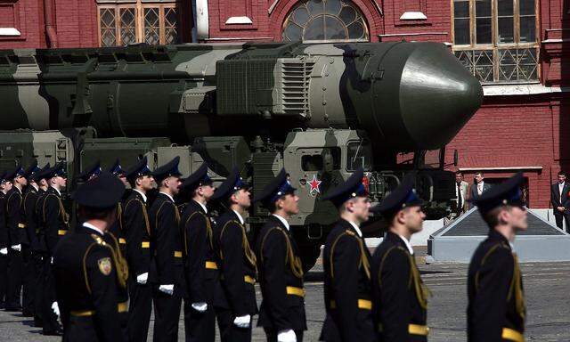 Demonstration atomarer Stärke. Eine Topol-M-Rakete bei einer Militärparade in Moskau. 