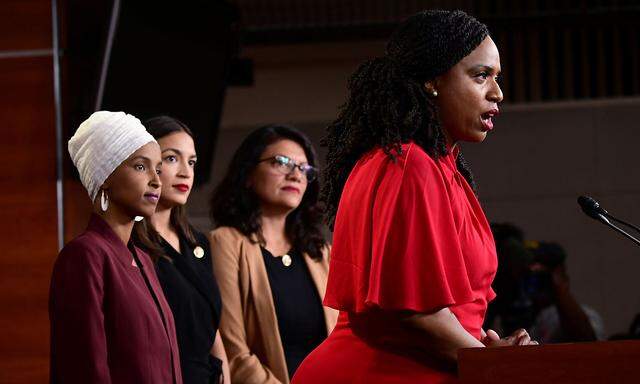 Abgeordnete Ayanna Pressley spricht in Washington auf einer Pressekonferenz auch für Ilhan Omar, Alexandria Ocasio-Cortez und Rashida Tlaib