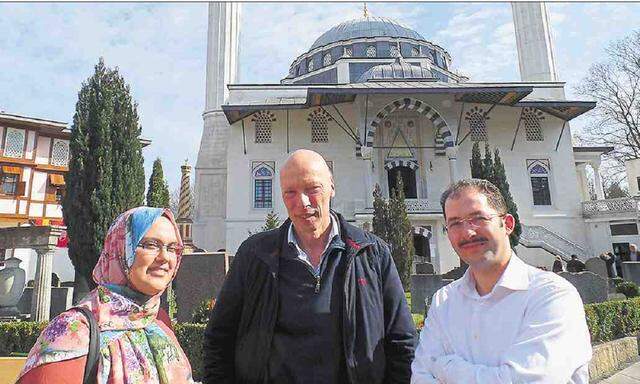 Die Berater Pinar Çetin (l.), Thomas Mücke und Levent Yükçü (r.) vor der Şehitlik-Moschee in
