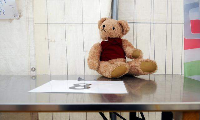Symbolbild: Teddybär eines Flüchtlingskindes in Spielfeld