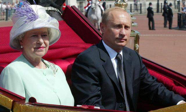 Queen Elizabeth II. und Wladimir Putin im Jahr 2003. Zu ihrem Begräbnis wird der russische Präsident nicht kommen. 
