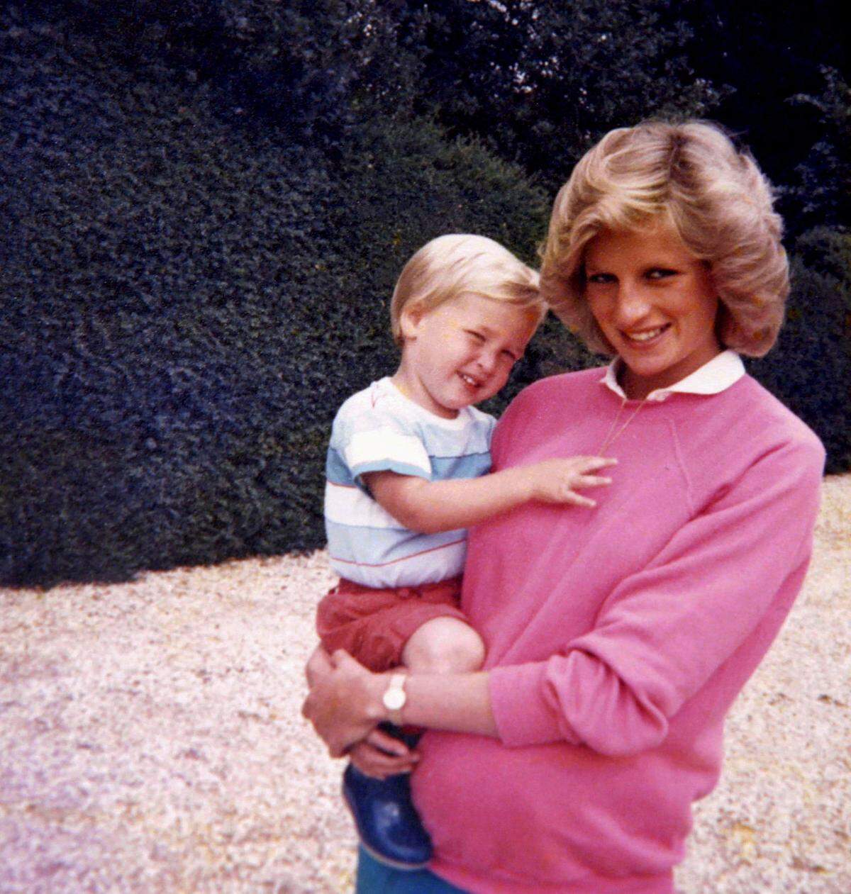 Das letzte Gespräch zwischen Prinzessin Diana und ihren Söhnen war ein "hastiges" Telefonat - das berichten die Prinzen William (35) und Harry (32) in einer TV-Dokumentation anlässlich des 20. Todestags ihrer Mutter. An den Inhalt des Gesprächs könne er sich nicht erinnern, sagt Harry. "Alles was ich noch weiß, ist dass ich für den Rest meines Lebens bereuen werde, wie kurz der Anruf war."