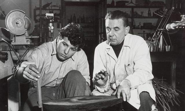 Werkstatt. Carl Auböck II (rechts) arbeitet an einem „Baumtisch“ in der Bernardgasse um 1950 