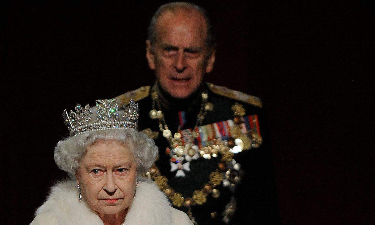 Prinz Philip Andrew, der Ehemann der englischen Queen Elizabeth II, stand bei offiziellen Anlässen stets im Schatten seiner Gattin. Nach 60 Jahren an der Seite der Königin wird der 96-Jährige sich im Herbst aus dem öffentlichen Leben zurückziehen. Der royale Ehemann polarisiert seit jeher - und das nicht nur wegen seinen Ursprüngen im griechischen und dänischen Königshaus.