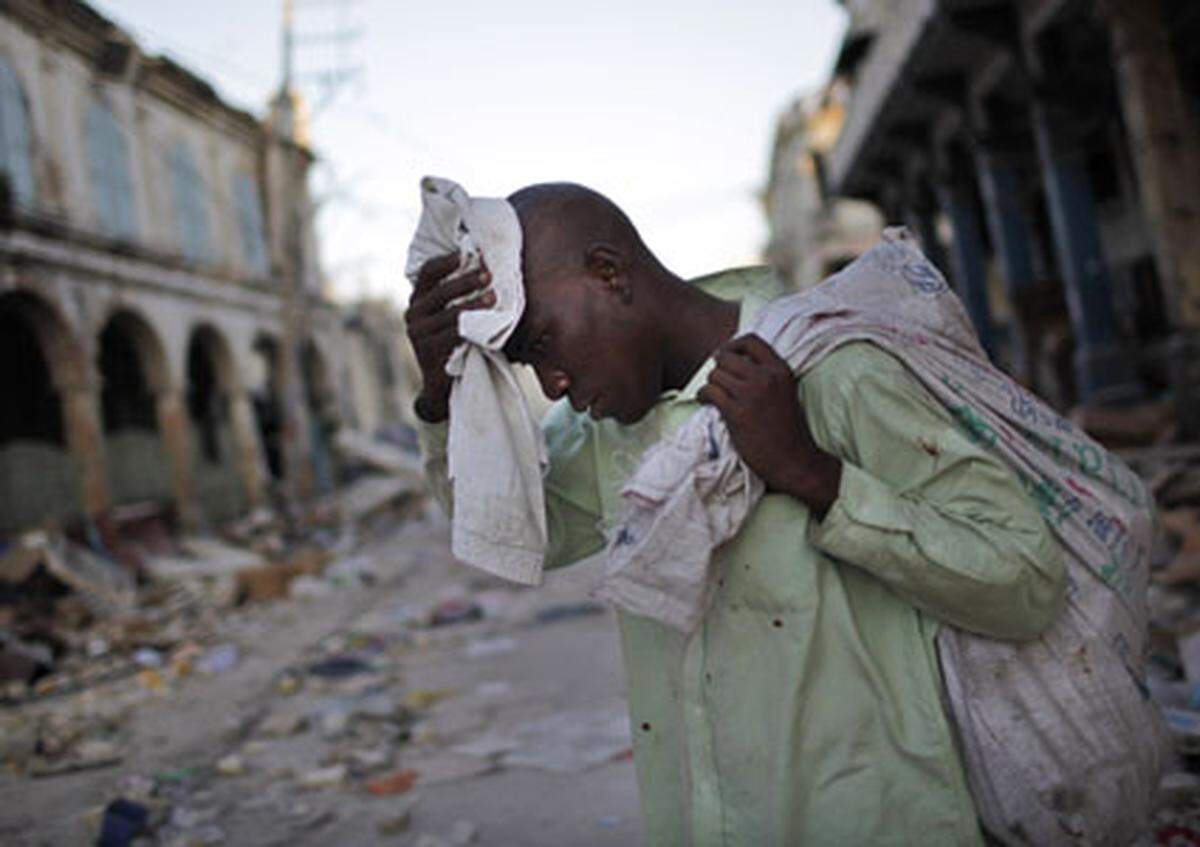 Am vierten Tag nach dem Beben beginnt die Katastrophe an der Substanz der Bewohner von Port-au-Prince und ihren Helfern zu zerren.