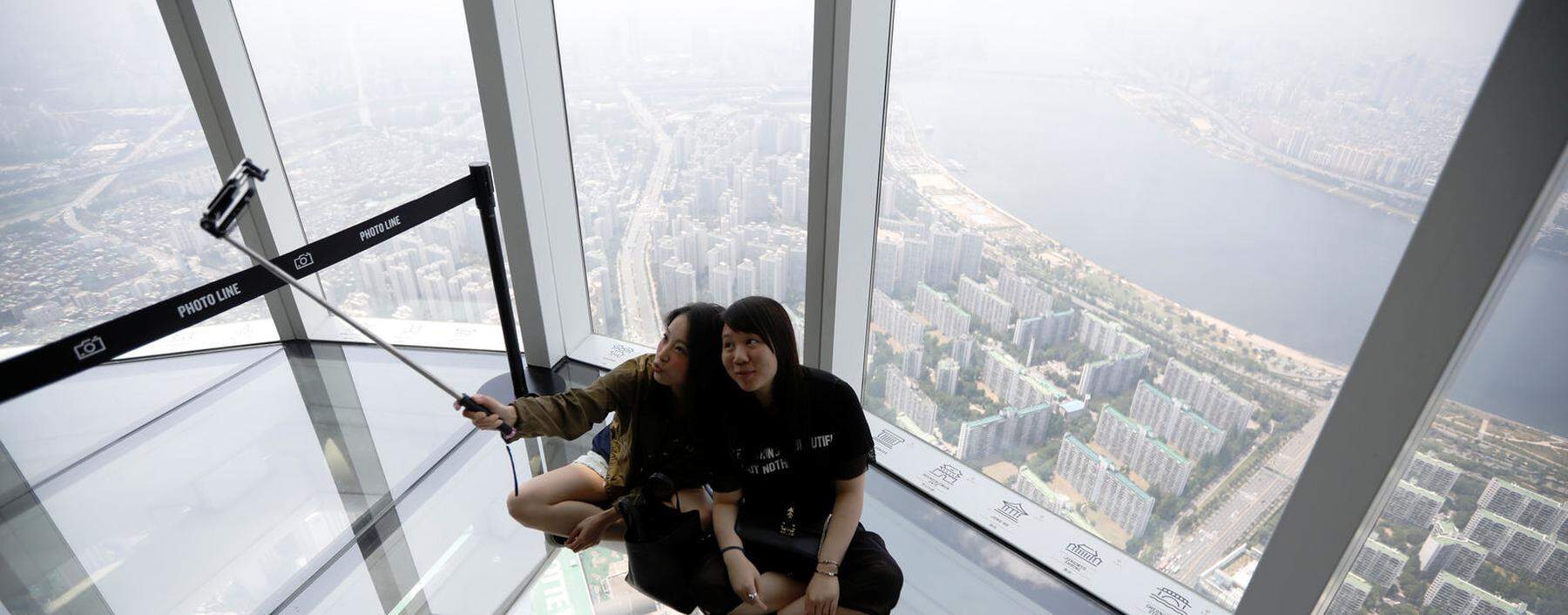 Selfie im Wolkenkratzer im Smog über Seoul: Tief unten fließt der Han-Fluss durch die Metropole.