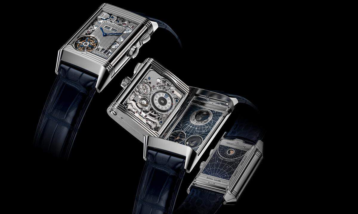 Anlässlich des 90. Jubiläums der „Reverso“ lanciert Jaeger-LeCoultre die weltweit erste Armbanduhr mit vier funktionalen Zifferblättern. Der außergewöhnliche Zeitmesser ist das Ergebnis von über sechs Jahren Entwicklung und vereint insgesamt elf Komplikationen (u.a. Tourbillon, Ewiger Kalender, eine Minutenrepetition, die Anzeigen des synodischen, drakonitischen und anomalistischen Mondzyklus) in einem Gehäuse.