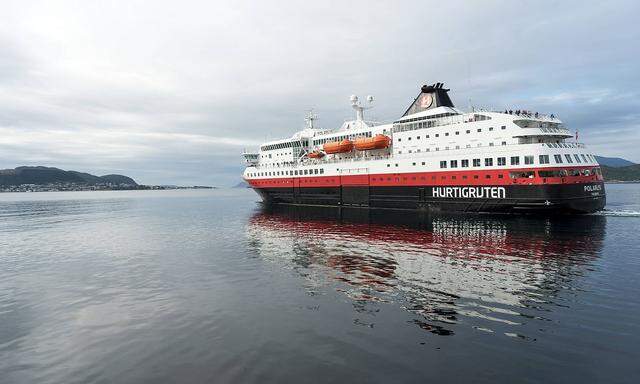 Schiffsanleger der Hurtigruten in Ålesund - Ship jetties of Hurtigruten in Ålesund *** Ship piers of the Hurtigruten in