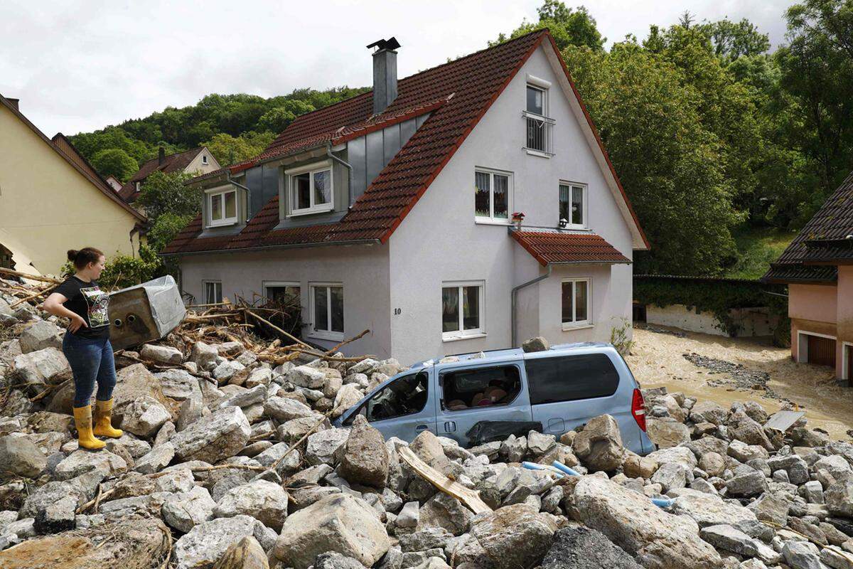 Die Gewitter seien deshalb nur sehr langsam weitergezogen. "Dementsprechend lagen die intensiven Niederschläge relativ lange über den gleichen Gebieten." In einigen Gegenden habe es bis in der Früh mehr als 100 Liter pro Quadratmeter geregnet.