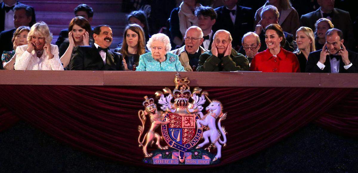 Mit einem auch filmischen Rückblick auf mehr als 60 Jahre Regentschaft sind am Sonntag die viertägigen Jubelparaden zum 90. Geburtstag von Königin Elizabeth II. auf Schloss Windsor zu Ende gegangen.