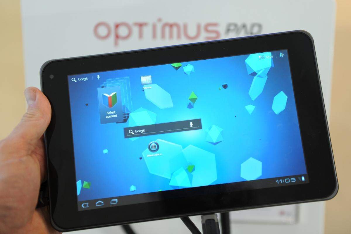 Dort war es dann auch schon zu sehen, das Optimus Pad. Wie schon die anderen Tablets von Motorola oder Samsung wird auch hier Googles neuestes Android 3.0 "Honeycomb" eingesetzt.