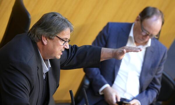 Archivbild von Josef Muchitsch (links) im Nationalrat mit Sozialminister Johannes Rauch (rechts) am 18. Oktober 2023,