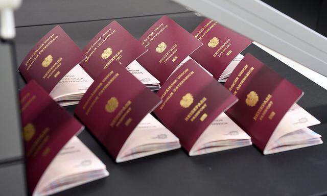 Österreichern türkischer Herkunft wurde ohne Möglichkeit auf Einspruch die Staatsbürgerschaft aberkannt. Sie wurden aufgefordert, ihren Reisepass zur Entwertung vorbeizubringen.