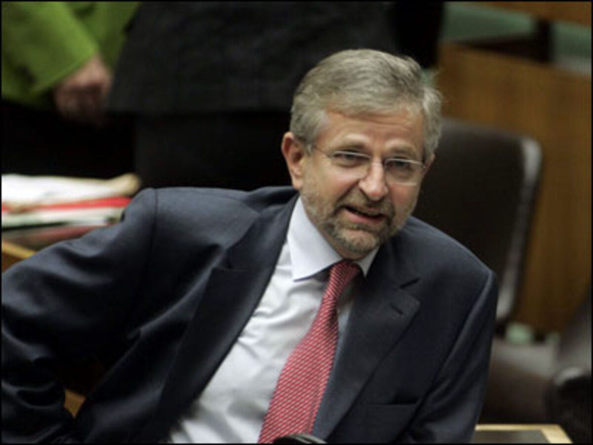 "Das Budget ist kein Bankomat, der im Himmel befüllt und auf Erden entnommen wird."VP-Klubobmann Wilhelm Molterer erwartet bei den Koalitionsverhandlungen keine Hilfe von oben.