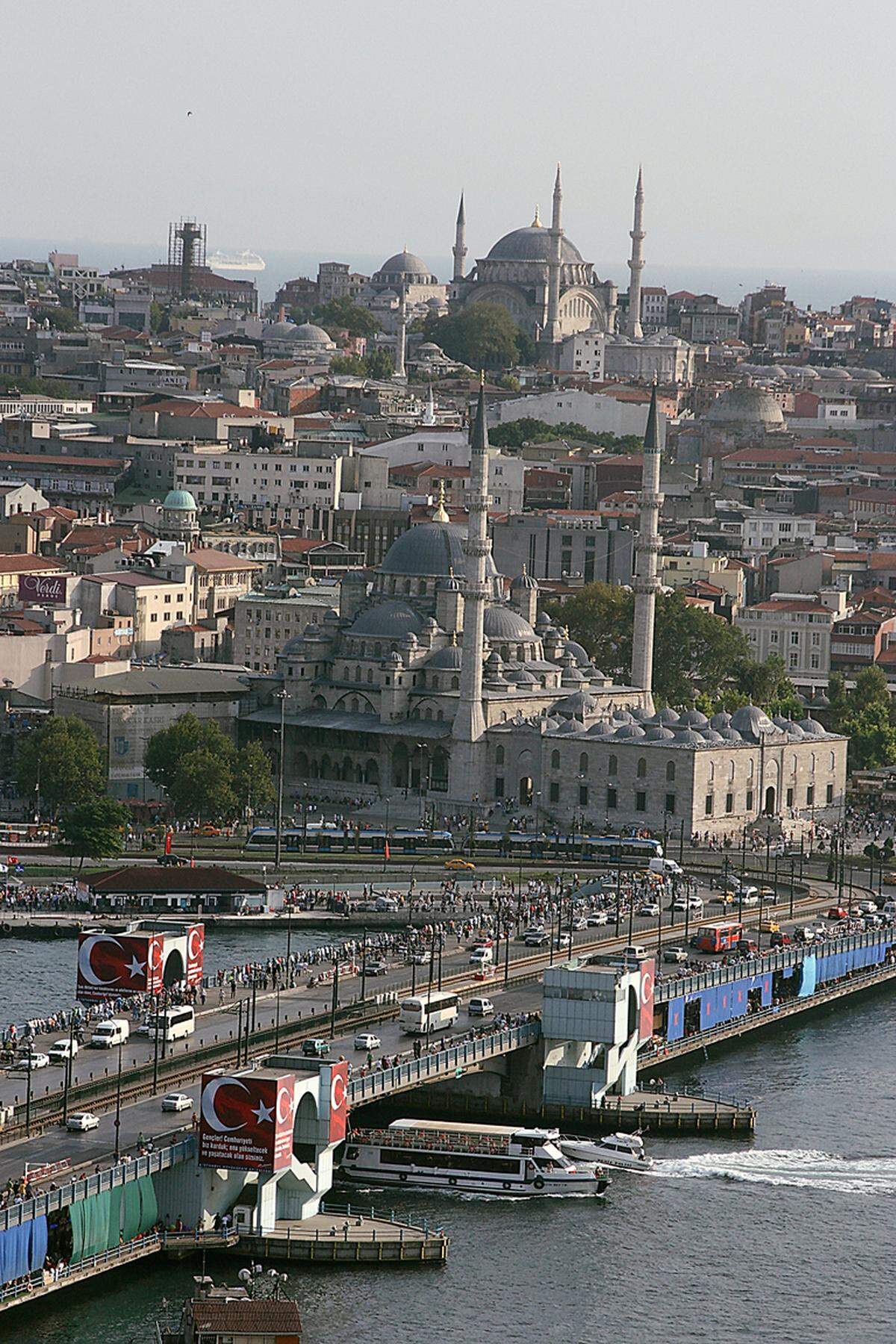 ... eine rasante Verfolgungsjagd: Nur diesmal auf den Dächern der pulsierenden Metropole am Bosporus.Die Dreharbeiten fanden im Stadtteil Eminönü, der berühmt ist für die Hagia Sophia, statt.