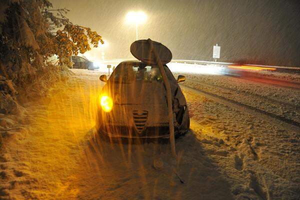 In der Nacht auf Freitag wurde Tirol von einem unerwartet heftigen Wintereinbruch überrascht (Zum Bericht).Bild:  Auf der B177 im Raum Seefeld versuchten Autofahrer vergeblich, mit Sommerrreifen voranzukommen.