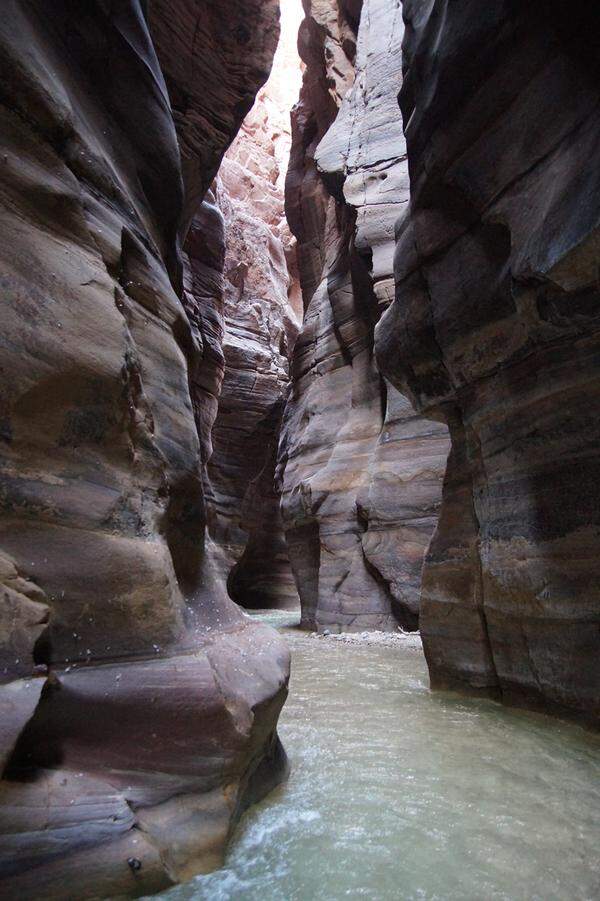 In diesem Canyon kann man rund zwei Kilometer flussaufwärts durch hüfthohes Wasser waten. Dabei muss man immer wieder kleine Stromschnellen und Wasserfälle überwinden. Ein wunderbares Erlebnis.