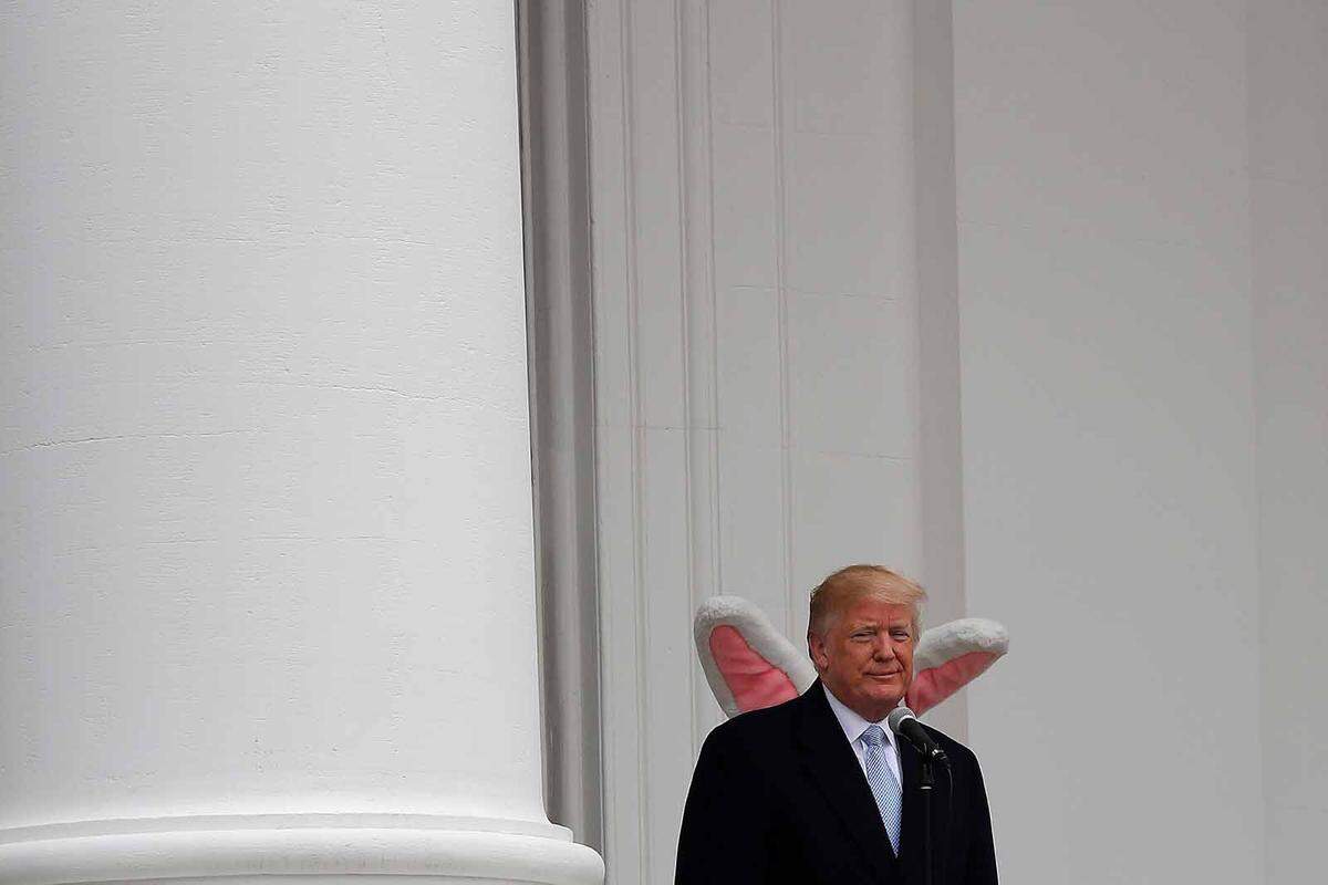 US-Präsident Donald Trump und seine Frau Melania haben Tausende Kinder zum traditionellen Ostereierrollen im Garten des Weißen Hauses empfangen.