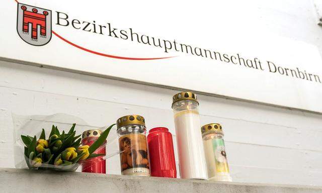 Kerzen und Blumen nach der Bluttat bei der Bezirkshauptmannschaft Dornbirn