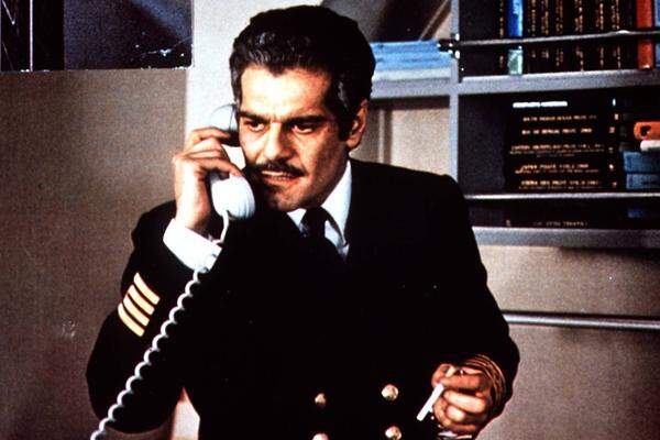 Im Hochseethriller "18 Stunden bis zur Ewigkeit" war Sharif, der mit bürgerlichem Namen Michel Chalhoub hieß, 1974 als Kapitän Alex Brunel zu sehen.