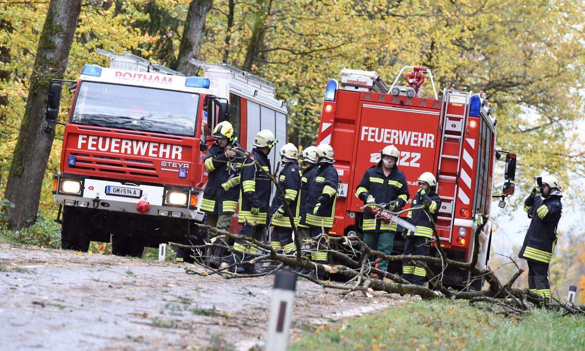 In Oberösterreich waren zu Spitzenzeiten mehr als 8000 Feuerwehrleute im Einsatz und mehr als 75.000 Haushalte hatten zeitweise keinen Strom.