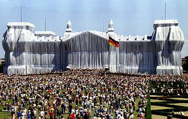 Millionen Menschen sahen sich das Kunstwerk an, alleine am letzten Tag sollen 500.000 zum Reichstag geströmt sein.