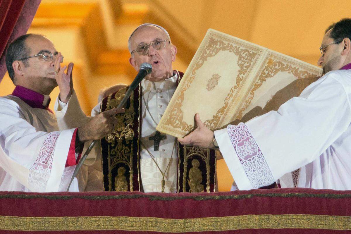 Der Abschluss des ersten Auftritts des neuen Papstes: Der Segen "Urbi et Orbi", der Stadt und dem Erdkreis.