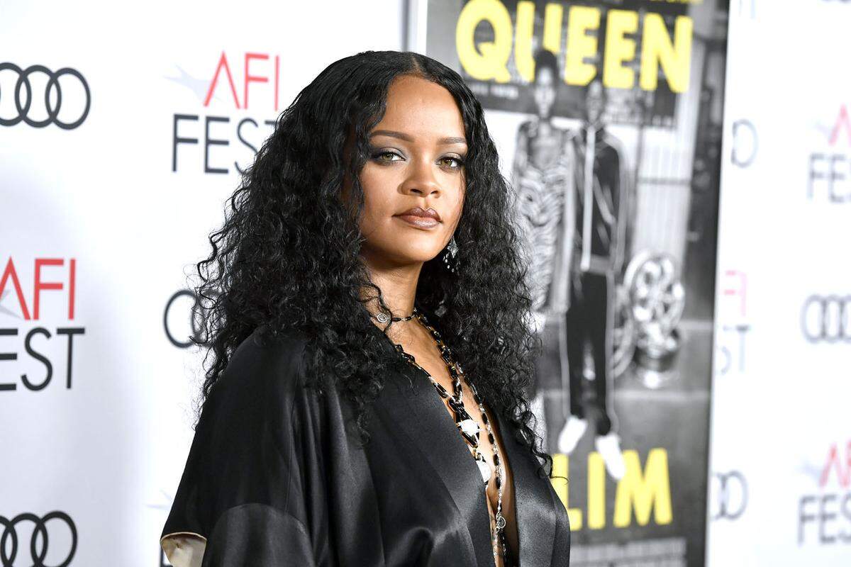 Ebenfalls im Mai schrieb Rihanna Modegeschichte. Nachdem monatelang um eine eigene Modekollektion spekuliert wurde, kam heraus, dass Rihanna ein Label namens Fenty mit dem Luxusmodekonglomerat LVMH gründete. Rihanna wurde somit zur ersten Frau, die unter LVMH eine Originalmarke starten konnte.