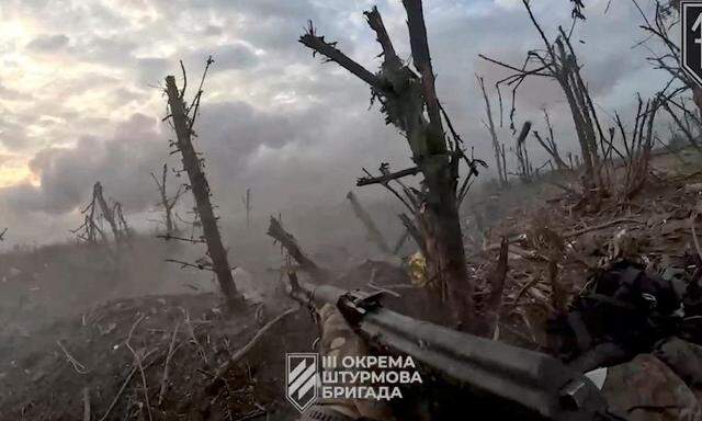 Ein Bild aus einem vom ukrainischen Militär veröffentlichten Video, das eine Szene im Kampfgebiet bei Anrijiwka zeigen soll. 