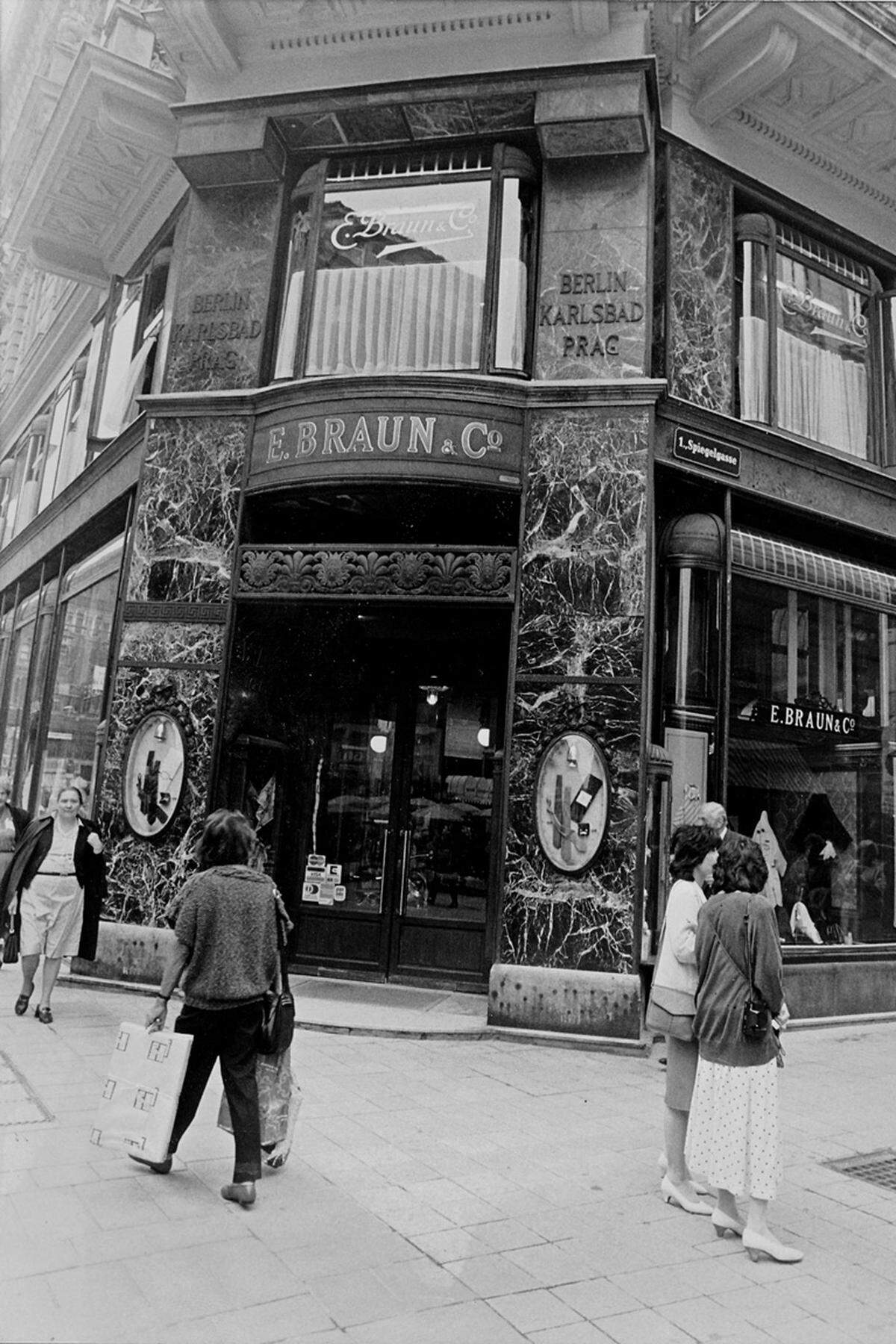 Das Modebusiness hat sich seit den späten Siebzigern von Grund auf geändert. Viele Maisons, die heute in aller Munde sind, gab es damals noch gar nicht, und wenn doch, waren sie nicht Teil weltumspannender Konzerne. Eine entsprechend wichtige Rolle spielten lokale Händler, die Kollektionen für ihre Boutiquen und Warenhäuser importierten – die Ära der markeneigenen Flagship-Stores sollte erst später kommen. In Wien kaufte man vielleicht bei Braun & Co. am Graben ein, oder beim Kaufhaus Steffl auf der Kärntner Straße, ließ sich einen Anzug bei Knize machen oder schaute auf der Suche nach extravaganten Objekten in der Section N der Noevers vorbei. Erstaunlich übrigens, wie spät die großen Modemarken mit eigenen Stores nach Wien kamen, dann aber auf einen Schlag: Versace 1997, Gucci und Louis Vuitton 1998, Prada ebenfalls erst Ende der 1990er, Chanel 2000, Hermès 2001, Giorgio Armani 2002 und Dolce & Gabbana 2002. Bleibt nur zu sagen: Besser spät als nie . . .