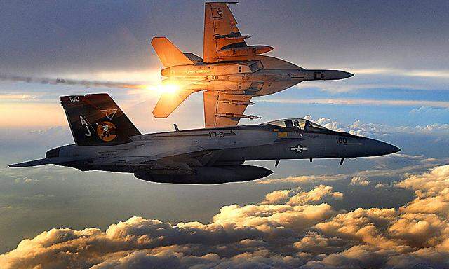Zwei F-18 der Strike Fighter Squadron 31