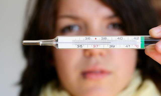 Junge Frau mit Fieberthermometer