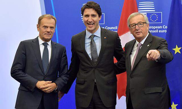 Canada´s PM Trudeau poses with EU Council President Tusk and EC President Juncker before signing the CETA at the European Council in Brussels