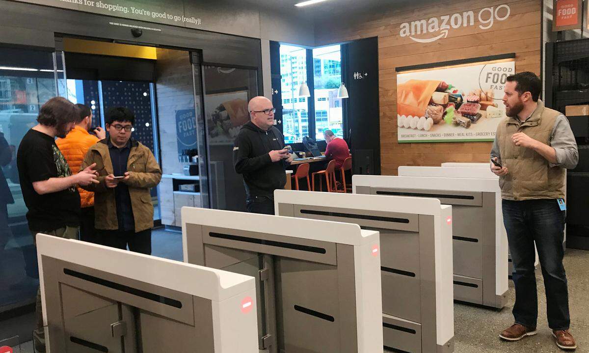 Die digitale Greißlerei gilt als mögliches Modell für eine weitere Expansion des IT-Riesen Amazon auf der Fläche. Eine Vertreterin des Onlinehändler machte aber deutlich: Es gebe aktuell keine Pläne, die Technik in den kürzlich für 13,7 Mrd. Dollar erworbenen Whole-Foods-Läden einzusetzen.