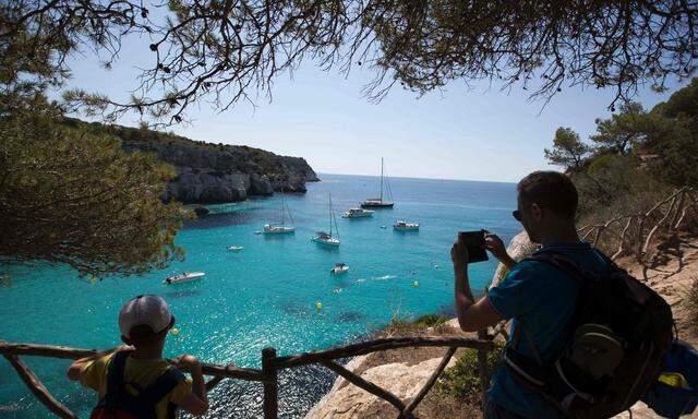 Touristen auf Menorca