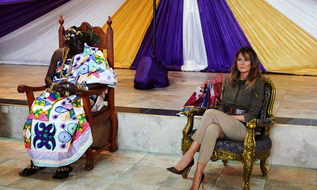 Pittoresk muss es sein. First Lady Melania Trump bei einem Treffen mit einem Anführer der Fante-Volksgruppe in Ghana.