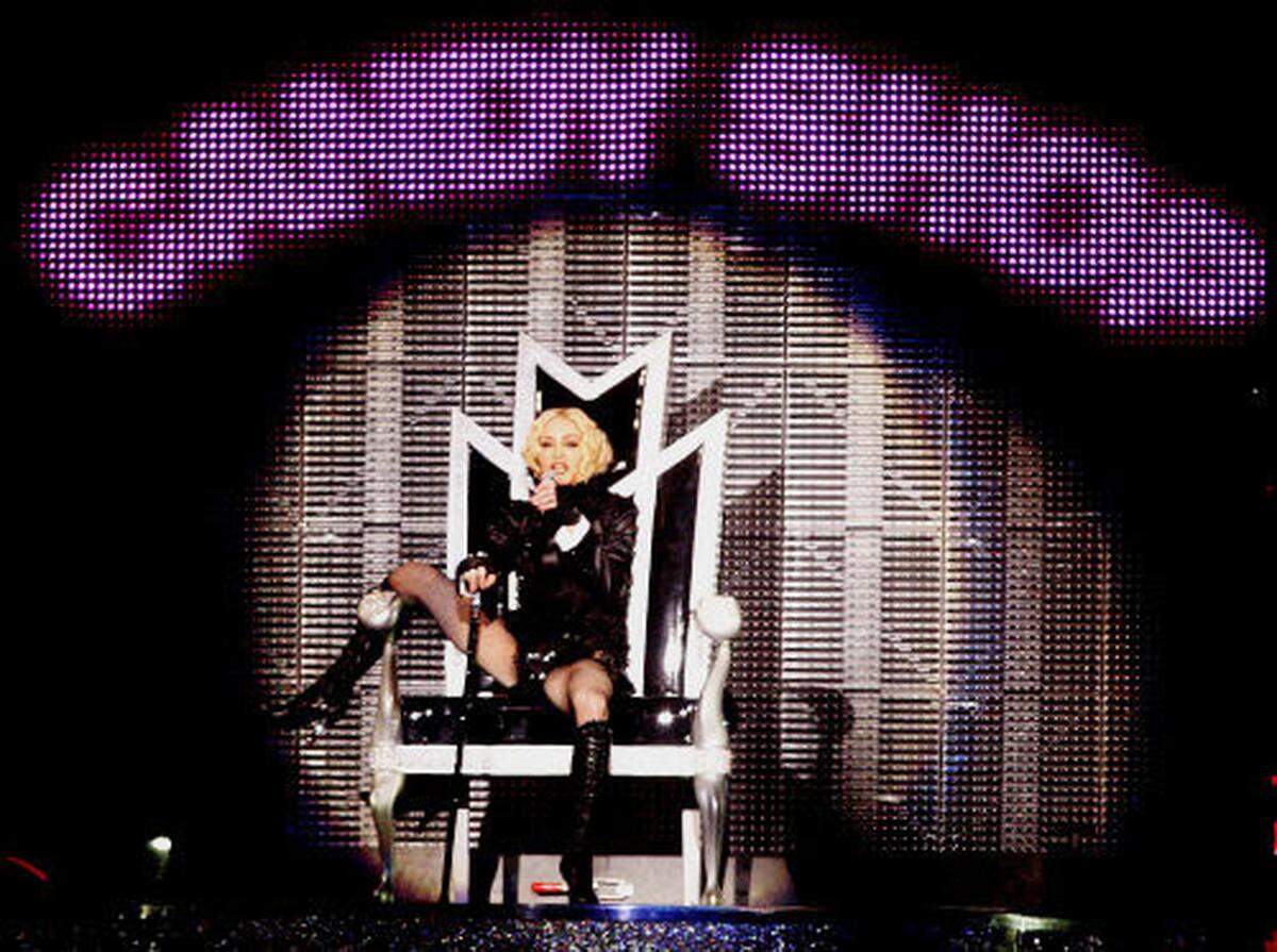 Eröffnet wurde die Mega-Show mit dem Song "Candy Shop". Und wie es sich für eine Popdiva gehört, begrüßte Madonna ihre Fans von einem Thron.