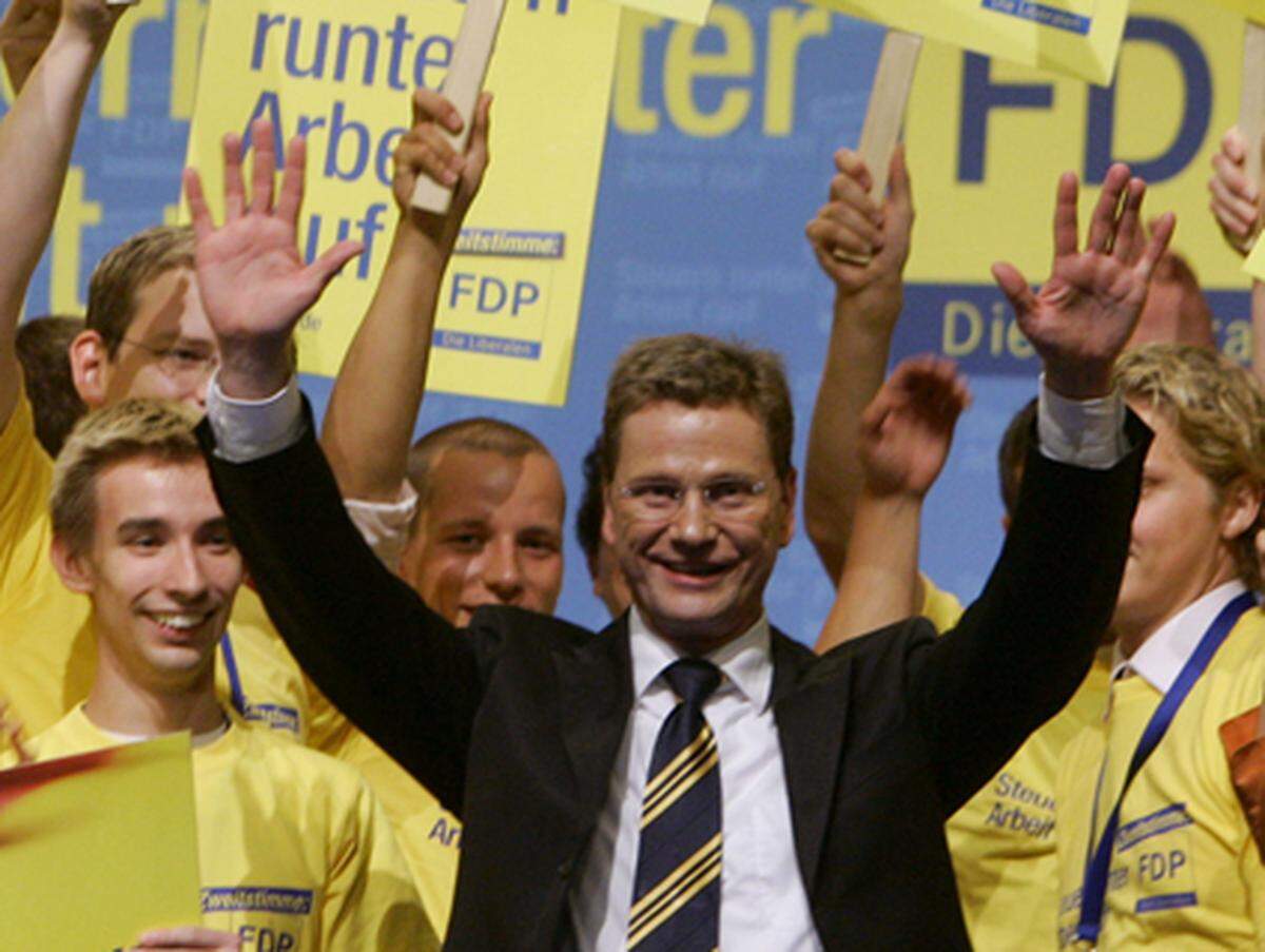 2010 bringen Steuersenkungen für Hoteliers und die Schelte des Sozialstaats ("spätrömische Dekadenz") den FDP-Chef wieder in die Schusslinie. Je tiefer in der Folge die Umfragewerte für die Partei sinken, umso deutlicher wurde die Kritik am Vorsitzenden.