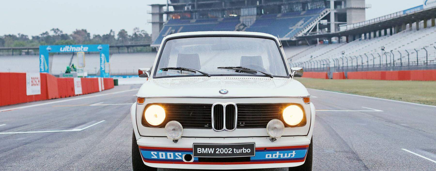 Mit „Kriegsbemalung“ in die Ölkrise: BMW 2002 Turbo von 1973 mit Spiegelschrift an der Frontschürze.