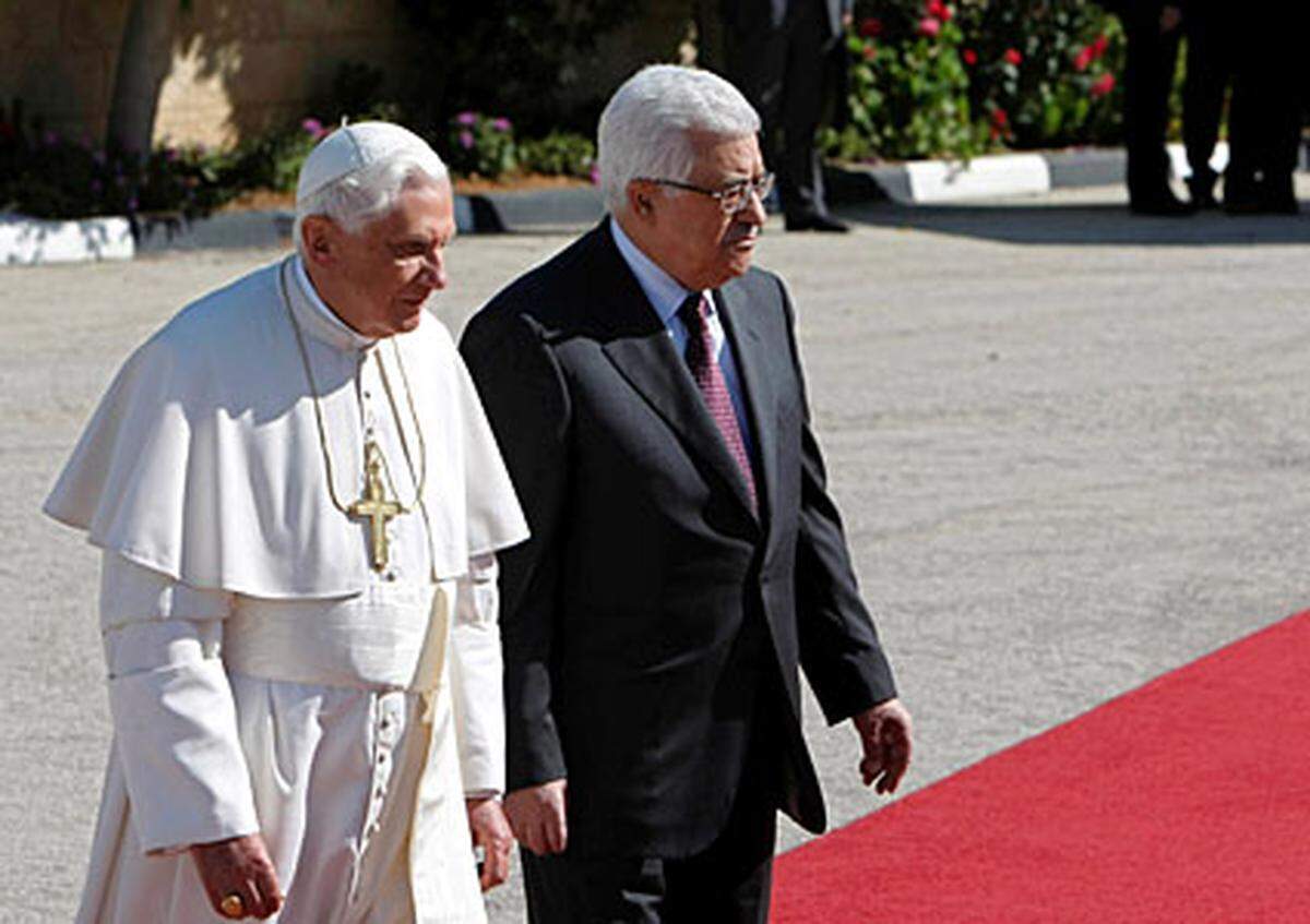 Am Tag zuvor hat sich Papst Benedikt XVI. in Bethlehem für die Gründung eines eigenständigen palästinensischen Staates ausgesprochen. "Der Vatikan unterstützt das Recht ihres Volkes auf einen souveränen palästinensischen Staat im Land ihrer Vorfahren", sagte er nach der Begrüßung durch Präsident Mahmoud Abbas in der Geburtsstadt Christi.