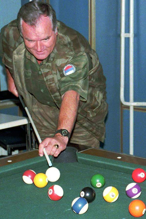 Das UN-Kriegsverbrechertribunal in Den Haag klagte Mladić wegen Kriegsverbrechen, Völkermord, und Verbrechen gegen die Menschlichkeit an. Dennoch war Mladić jahrelang weiterhin militärisch aktiv.