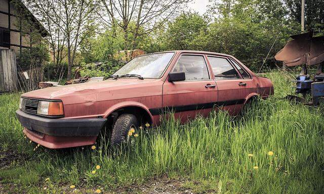 Old and broken car in the backyard PUBLICATIONxINxGERxSUIxAUTxHUNxONLY VT000149