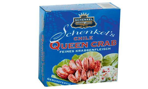 Die Firma Schenkel machte uns mit dem Wort Kamtschatkakrabbe bekannt und lässt seit nunmehr 135 Jahren einen Hauch von großer, weiter Gourmetwelt ins nicht mediterrane Binnenland Österreich wehen: mit eingelegtem grünen Pfeffer („kein Mahlen erforderlich!"), gefüllten Oliven, Schnecken, Kaviar . . . An den Verpackungen hat man nicht viel geändert, wie man auch an dieser Dose Queen Crab (samt „Serviervorschlag") sieht. ­Sehnen sind bei diesem Krabbenfleisch bereits entfernt.  Schenkel’s Queen Crab, etwa bei Merkur am Hohen Markt.