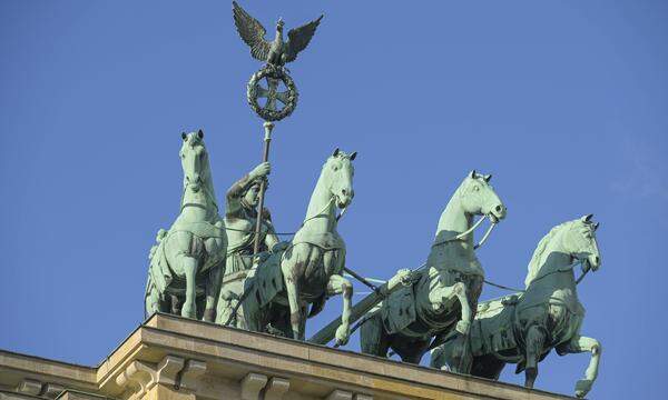 Man kann mit Deutschland Geld verdienen. Auf dem Bild: Quadriga auf dem Brandenburger Tor in Berlin. 