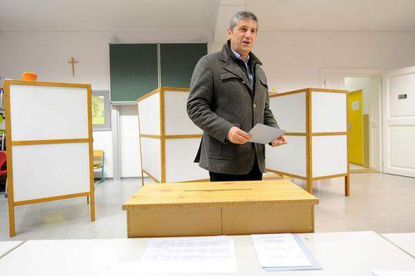 ÖVP-Chef Michael Spindelegger gab seine Stimme am Sonntagvormittag in seiner Heimatgemeinde Hinterbrühl in Niederösterreich ab.