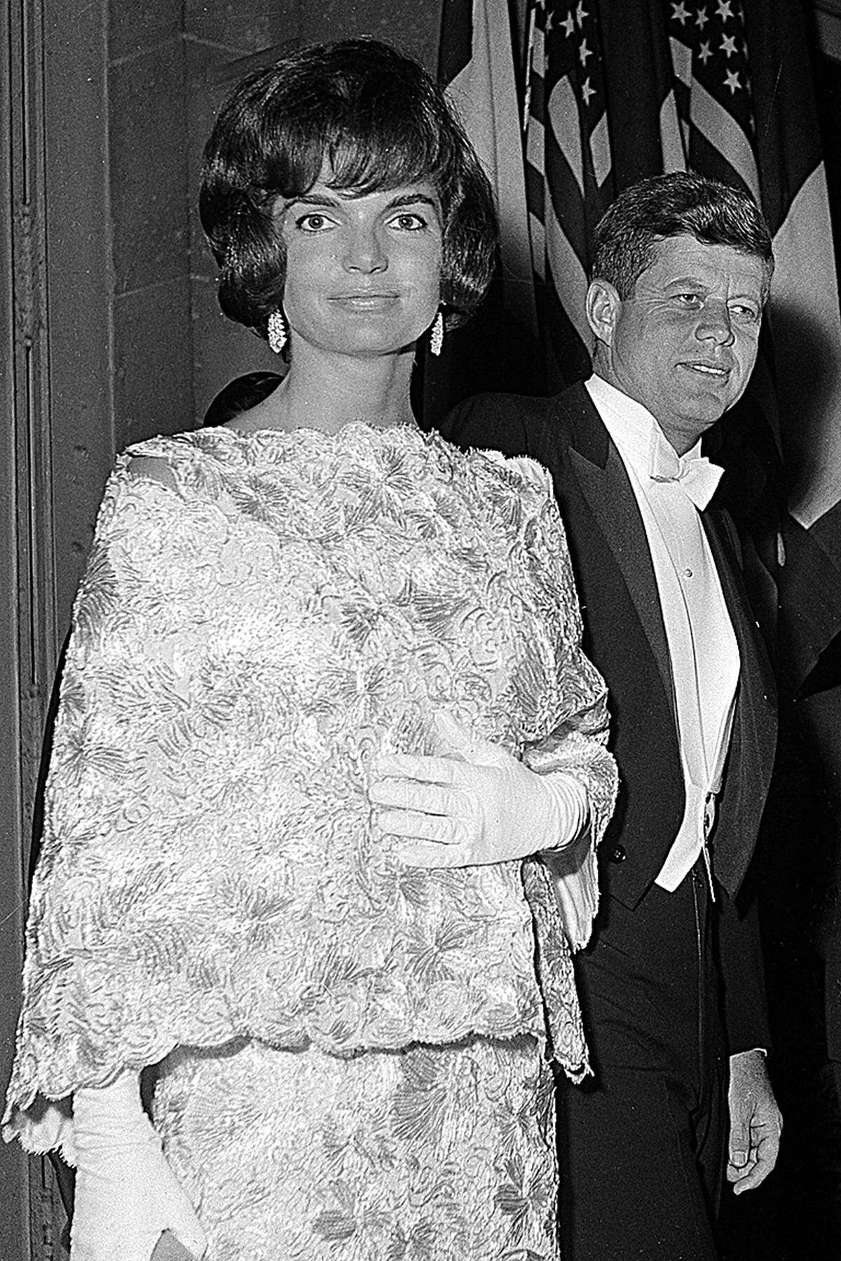 Jackie Kennedy. Die Ehefrau des 35. Präsidenten der USA, John F. Kennedy, hatte ein Faible für klare Formen und die extravagant-unkonventionellen Druckmuster von Marimekko.