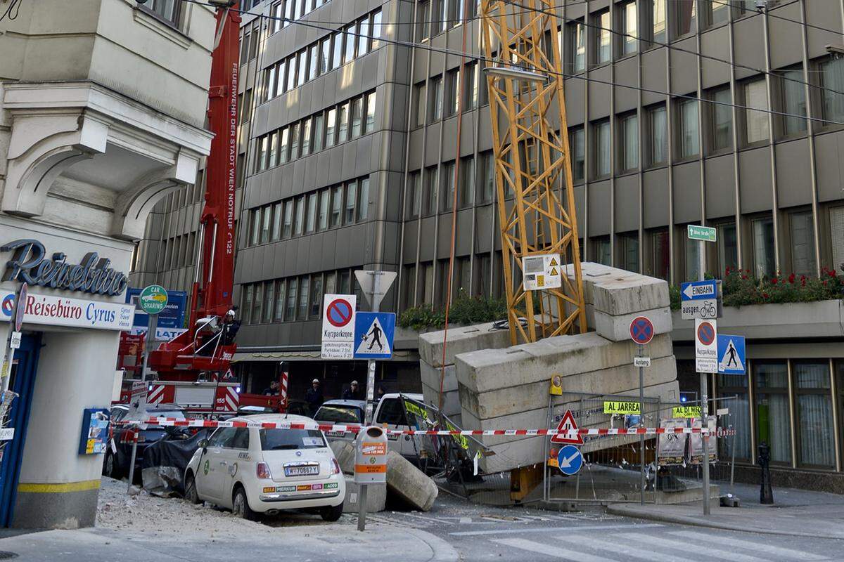 Das Fundament des Turmdrehkrans war in der Nacht auf Samstag abgesunken, der Kranarm krachte auf das Haus in der Josefstädter Straße/Ecke Blindengasse.