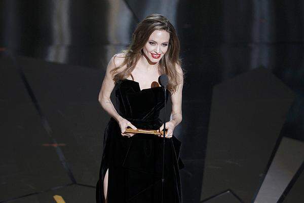 Woody Allen wurde für "Midnight in Paris" der Oscar für das Beste Original-Drehbuch zugesprochen. Es war seine bereits 15. Nominierung allein in der Drehbuch-Kategorie, jedoch hatte er seit 25 Jahren keinen Academy Award mehr erhalten. Angelina Jolie konnte die Trophäe nicht übergeben, der Filmemacher glänzte wie gewohnt mit Abwesenheit.